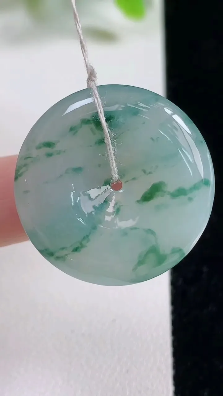 天然A货翡翠冰种飘花平安扣吊坠，尺寸28.7-5.8，重量:9.95g
11月6日