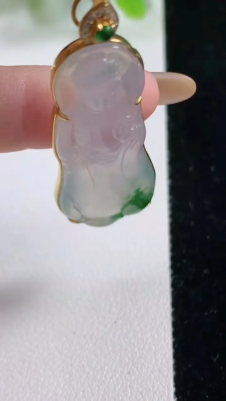 天然A货翡翠种飘花观音菩萨吊坠，尺寸43-17.8-5.3，重量:8.21g
11月6日