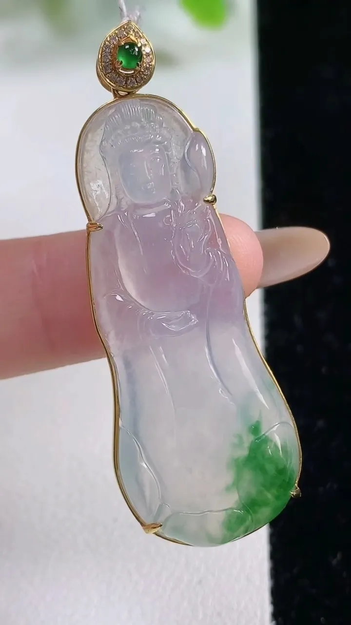 天然A货翡翠种飘花观音菩萨吊坠，尺寸43-17.8-5.3，重量:8.21g
11月6日