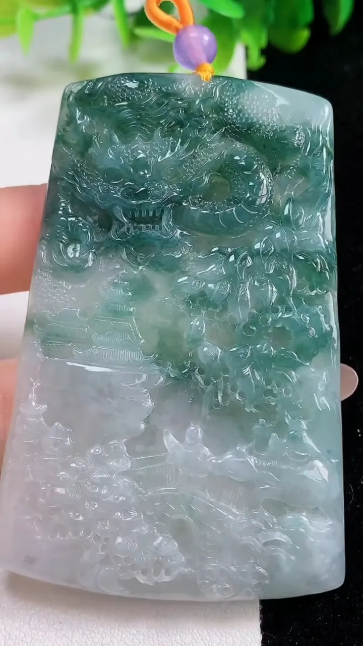 天然A货翡翠龙牌吊坠，尺寸73-46.7-5，重量:38.74g
11月6日