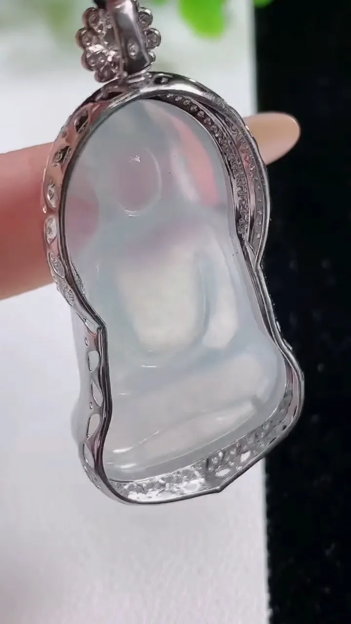 天然A货翡翠种白冰素衣观音菩萨吊坠，尺寸49.6-23.8-10.2裸石38-22.4，重量:12.22g
11月6日