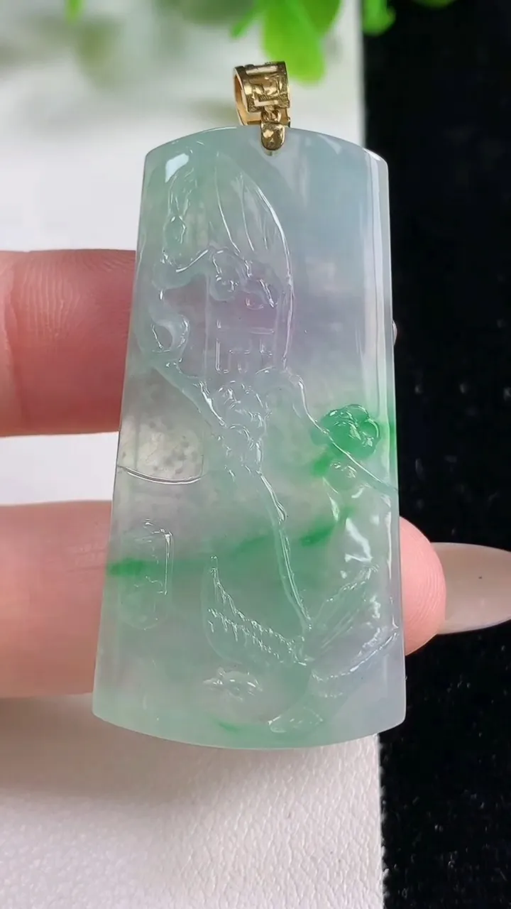 天然A货翡翠大展宏图吊坠，尺寸48-23.5-4.2，重量:10.11g
11月6日
