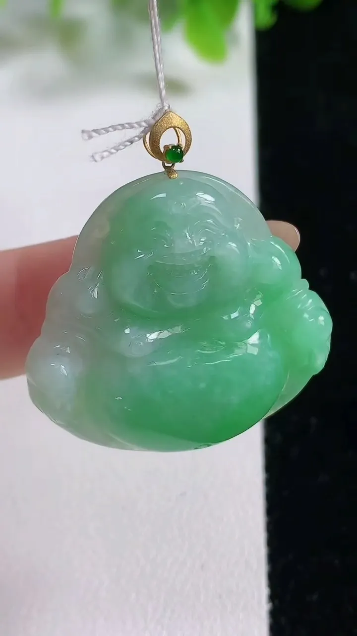 天然A货翡翠佛公吊坠，尺寸29.8-31.8-6.4，重量:8.41g
11月6日