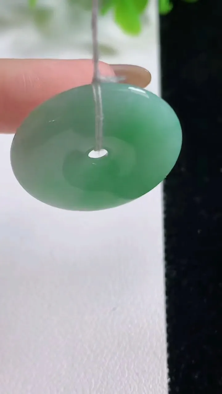 天然A货翡翠平安扣吊坠，尺寸27.3-4.8，重量:7.68g
11月6日