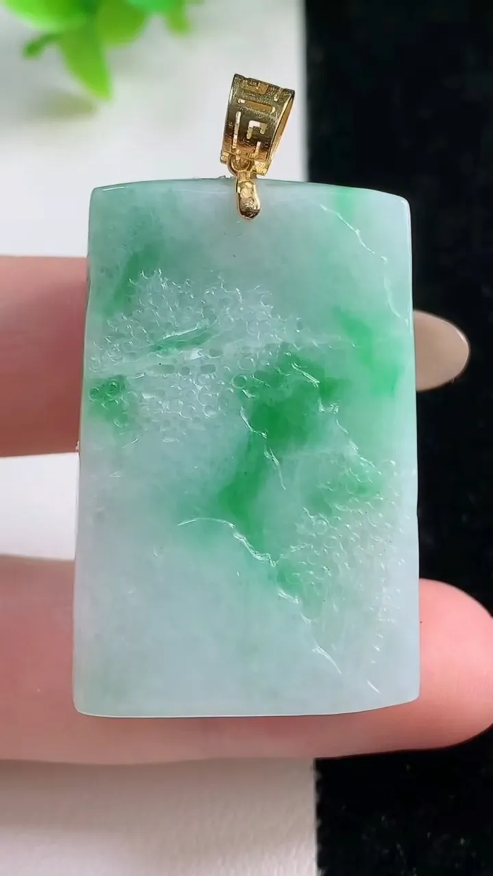 天然A货翡翠山水牌吊坠，尺寸38.7-24.7-11，重量:26.62g
11月6日