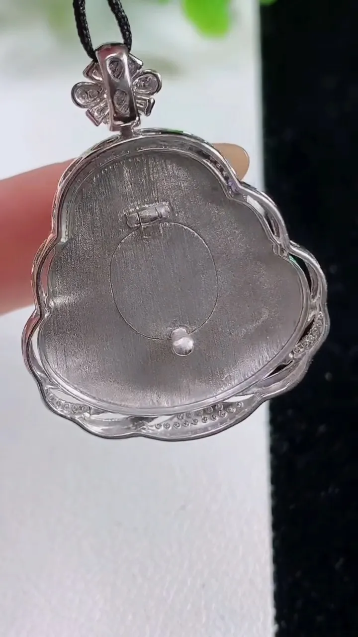 天然A货翡翠佛公吊坠，尺寸35.8-27.7-10裸石24.4-25.2，重量:9.29g
11月6日