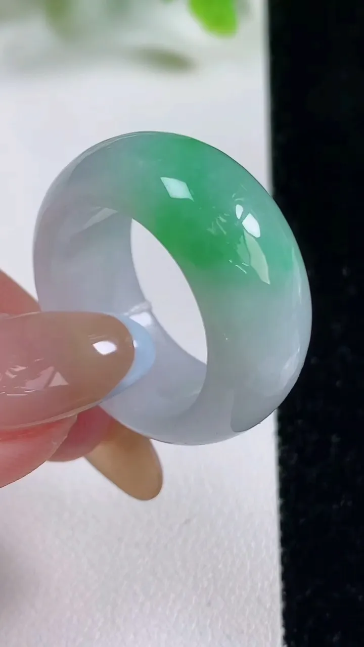 天然A货翡翠指环 扳指 戒指，尺寸20.3-11.6-4.6，重量:12.61g2025年11月6日