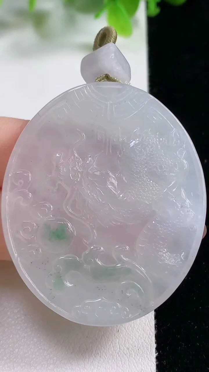 天然A货翡翠冰种飘花仿古龙牌吊坠，尺寸49-41.5-5.6，重量:25.52g
11月6日