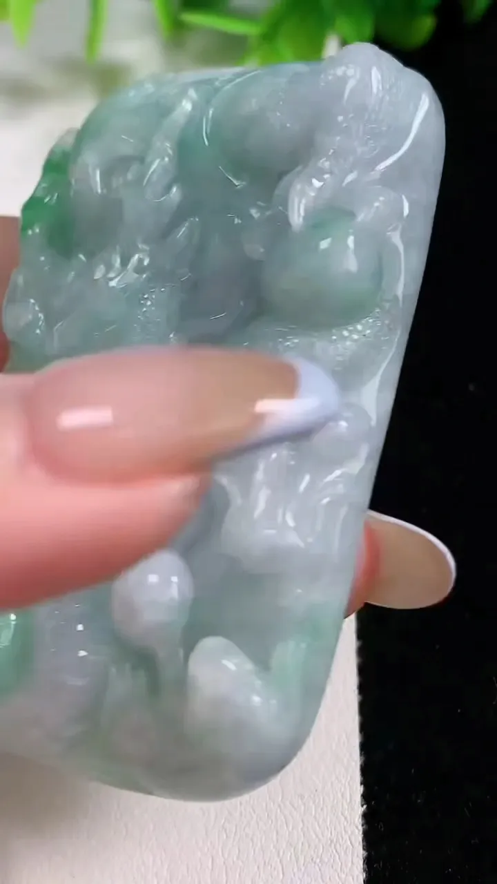 天然A货翡翠龙牌吊坠，尺寸68.5-40.5-11.3，重量:74.28g
11月6日