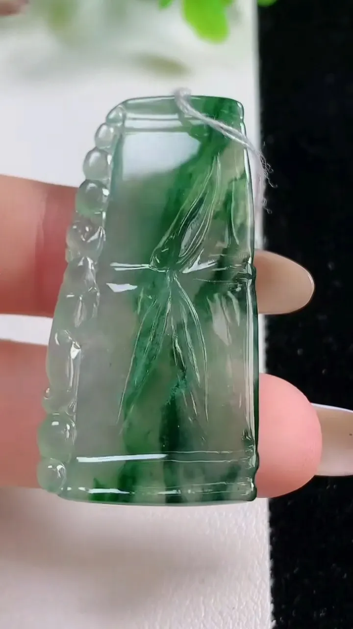 天然A货翡翠花节节高升 竹节吊坠，尺寸44.5-22.4-2.9，重量:7.19g
11月6日