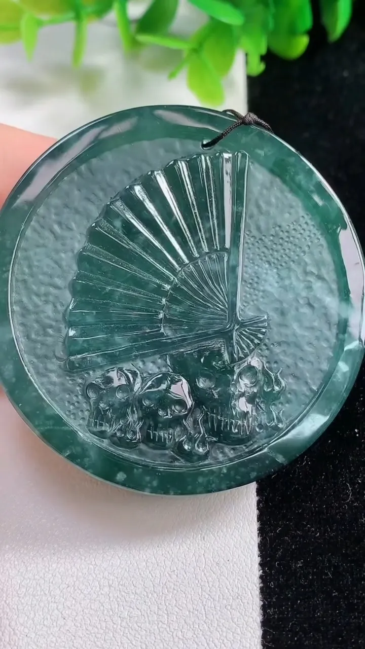 天然A货翡翠关公吊坠，尺寸57.6-11.6，重量:67.42g
11月6日