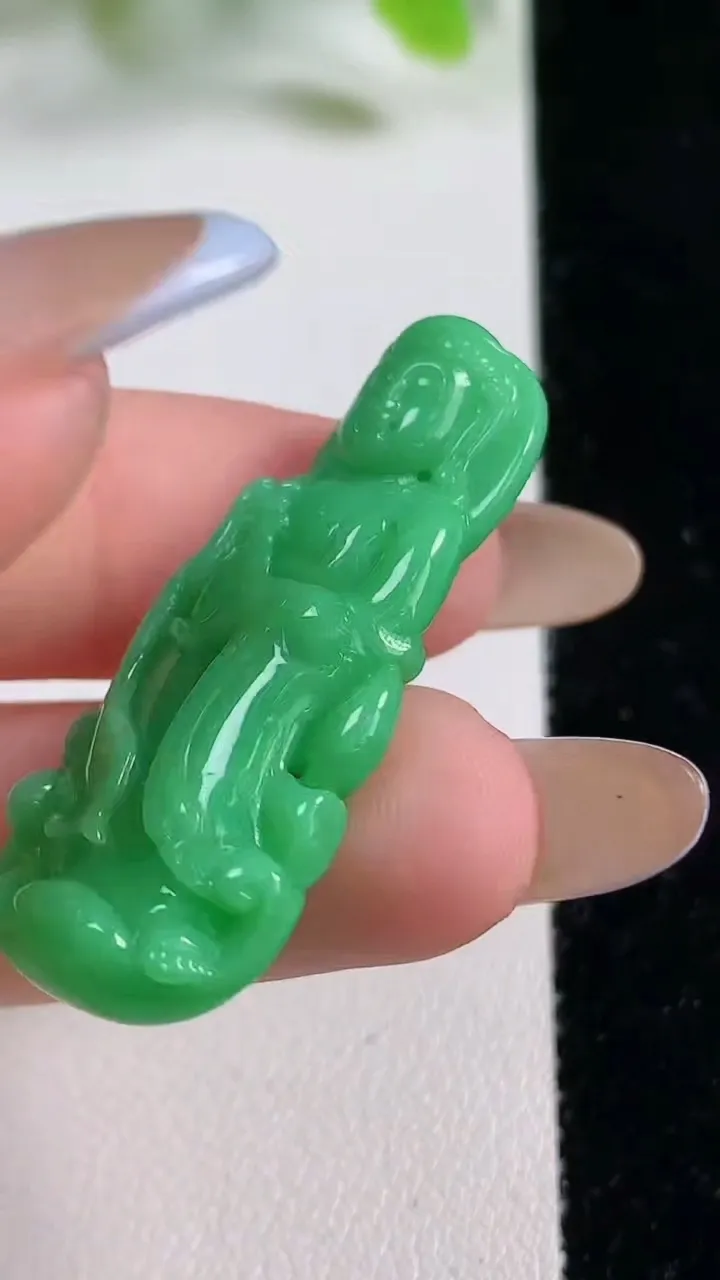 天然A货翡翠观音菩萨吊坠，尺寸38.8-16.3-5.5，重量:7.14g
11月6日