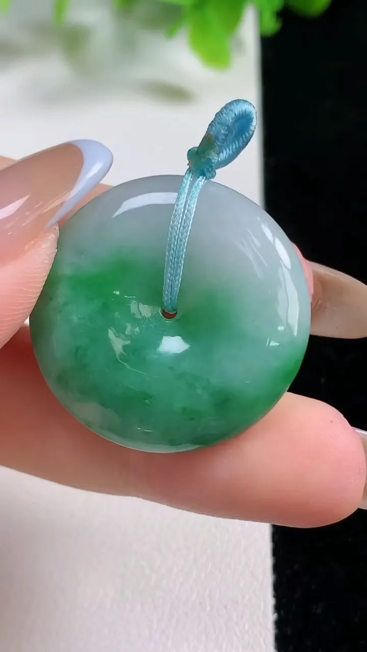 天然A货翡翠平安扣吊坠，尺寸28-6，重量:10.23g
11月6日