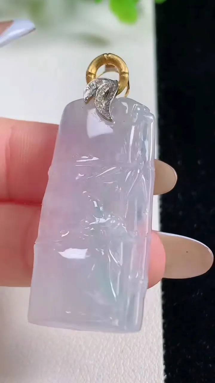 天然A货翡翠节节高升 竹节吊坠，尺寸40-18-6.5，重量:12.00g
11月6日