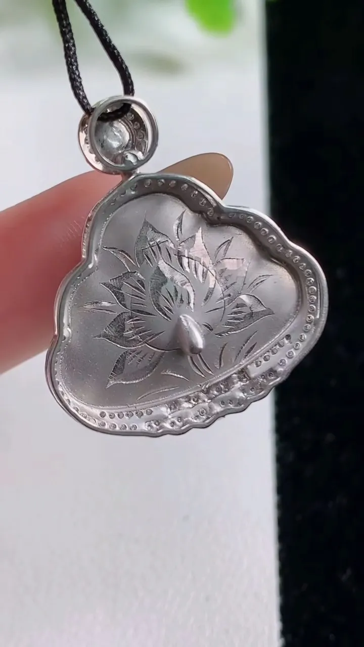 天然A货翡翠佛公吊坠，尺寸27.3-24-6.2裸石15-21.7，重量:4.38g
11月6日