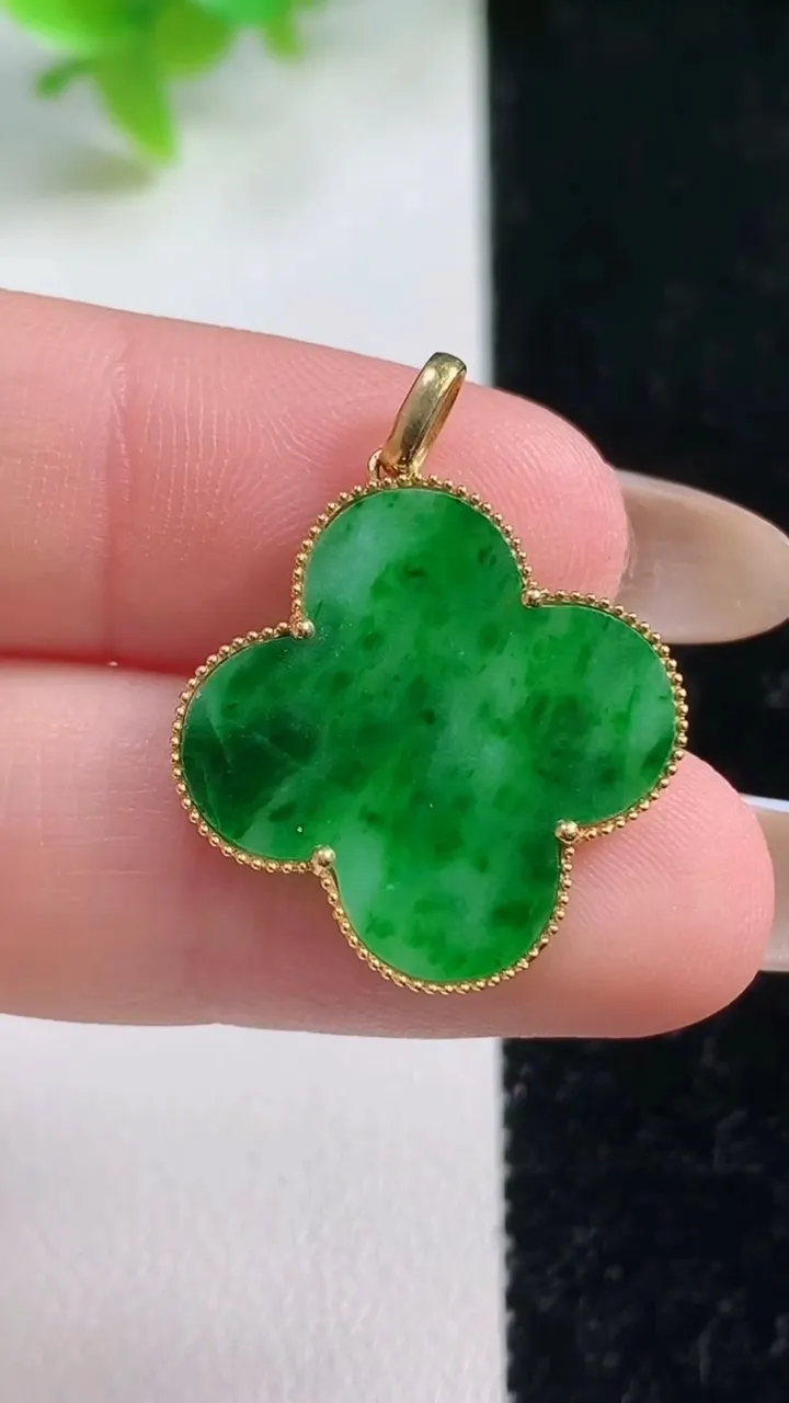 天然A货翡翠四叶草吊坠，尺寸21.2-17.3-1.1，重量:1.57g
11月7日