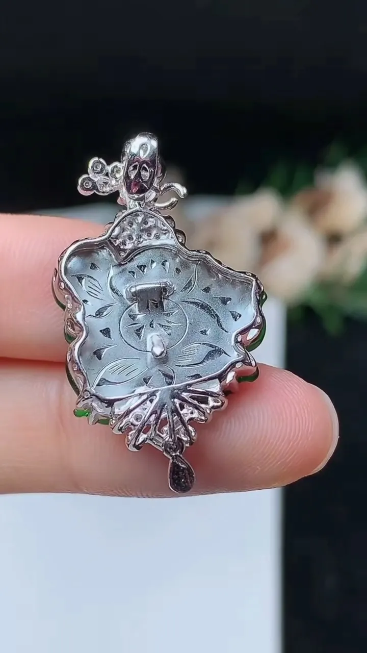 天然A货翡翠花仙子吊坠，尺寸16.4-18.5-6.6，重量:4.47g
11月7日