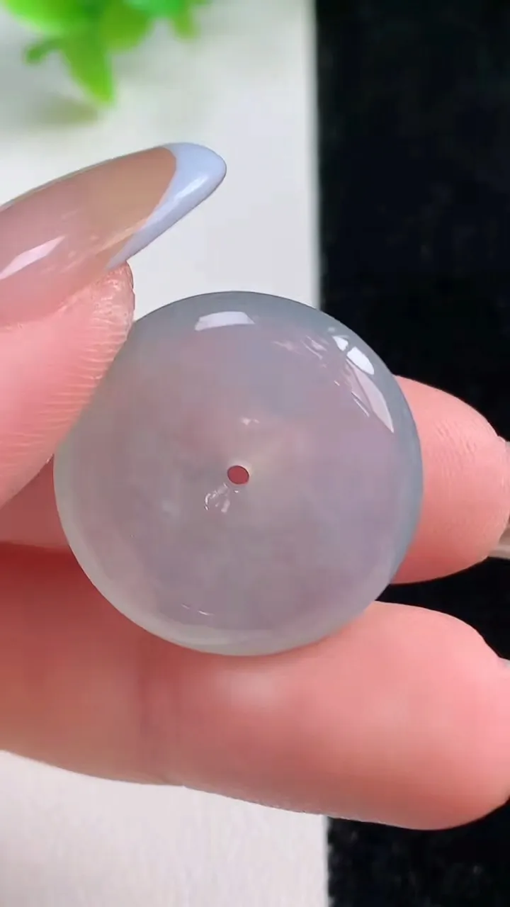 天然A货翡翠平安扣吊坠，尺寸22.8-2.6，重量:5.96g
11月7日