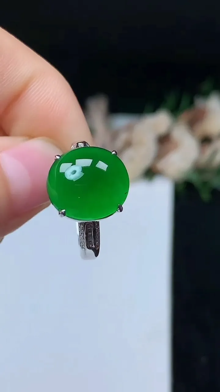 天然A货翡翠蛋面戒指，尺寸17.2-12.5-11.4，重量:3.82g2025年11月7日
工厂直销收藏佳品,种好水足，色泽均匀，有种有色，上手高大气！