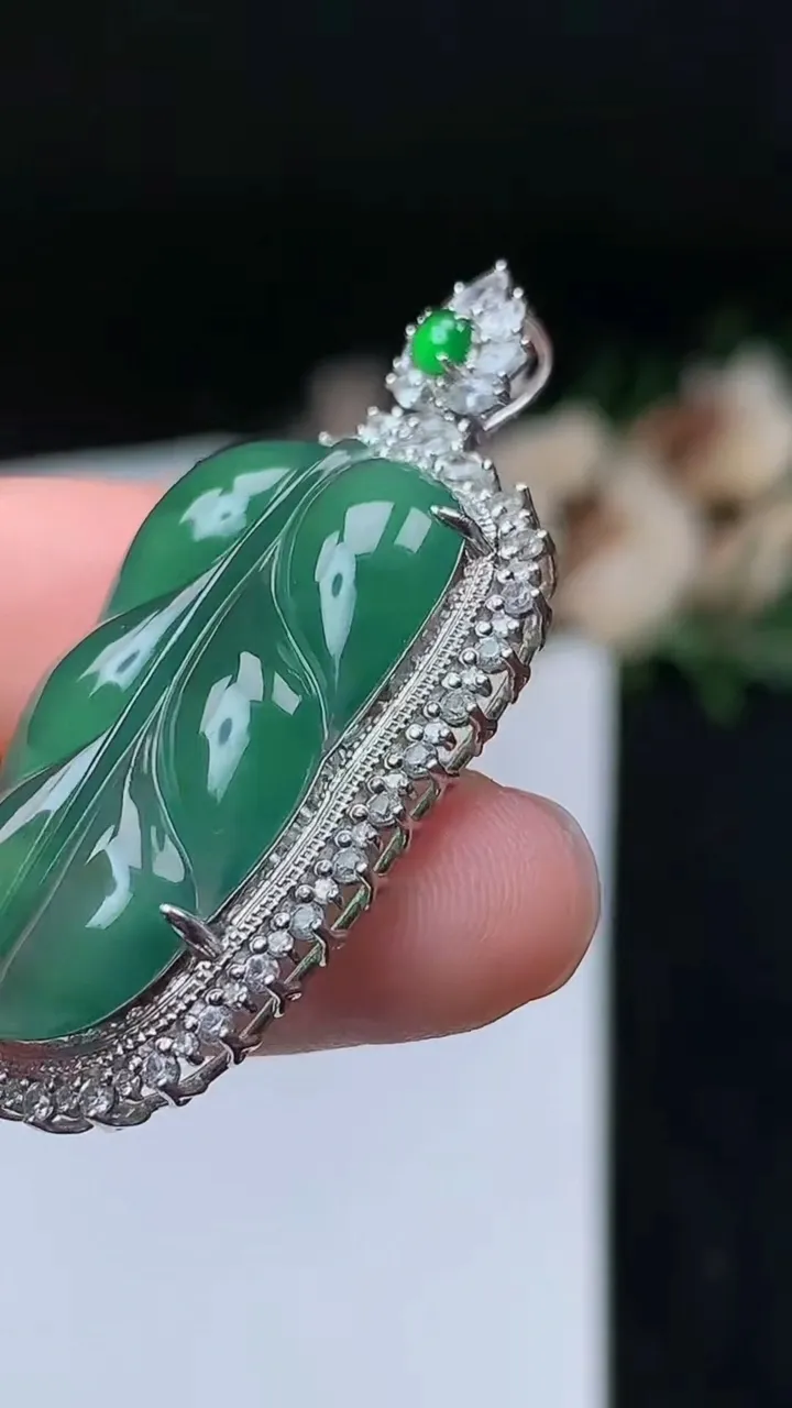 天然A货翡翠金枝玉叶 叶子吊坠，尺寸42.8-22-9，裸石29-16.8，重量:7.56g
11月7日