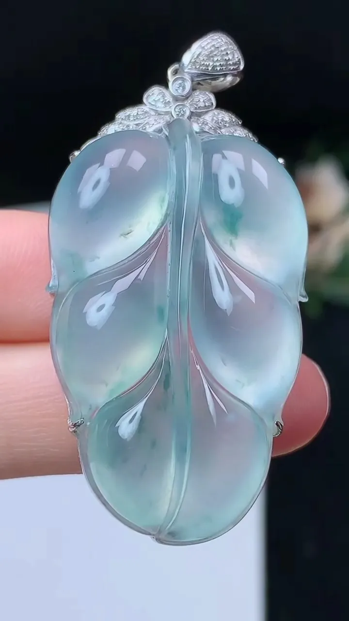天然A货翡翠飘花金枝玉叶 叶子吊坠，尺寸40.9-25.2-12，重量:17.00g
11月7日