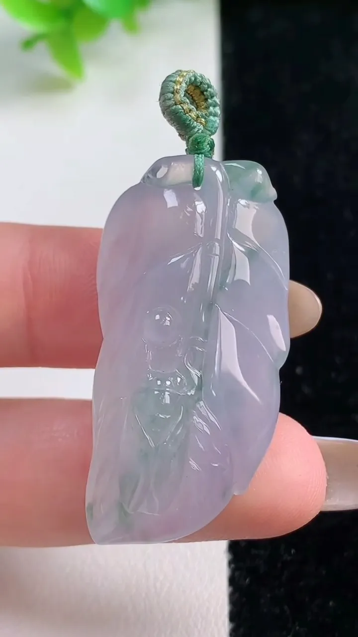 天然A货翡翠冰种飘花金枝玉叶 叶子吊坠，尺寸40-19-7.9，重量:10.60g
11月7日