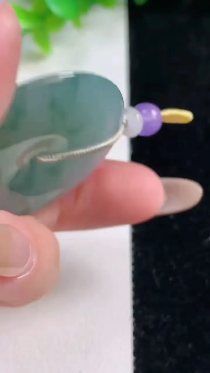 天然A货翡翠冰种飘花平安扣吊坠，尺寸37.4-5.3，重量:16.40g
11月7日