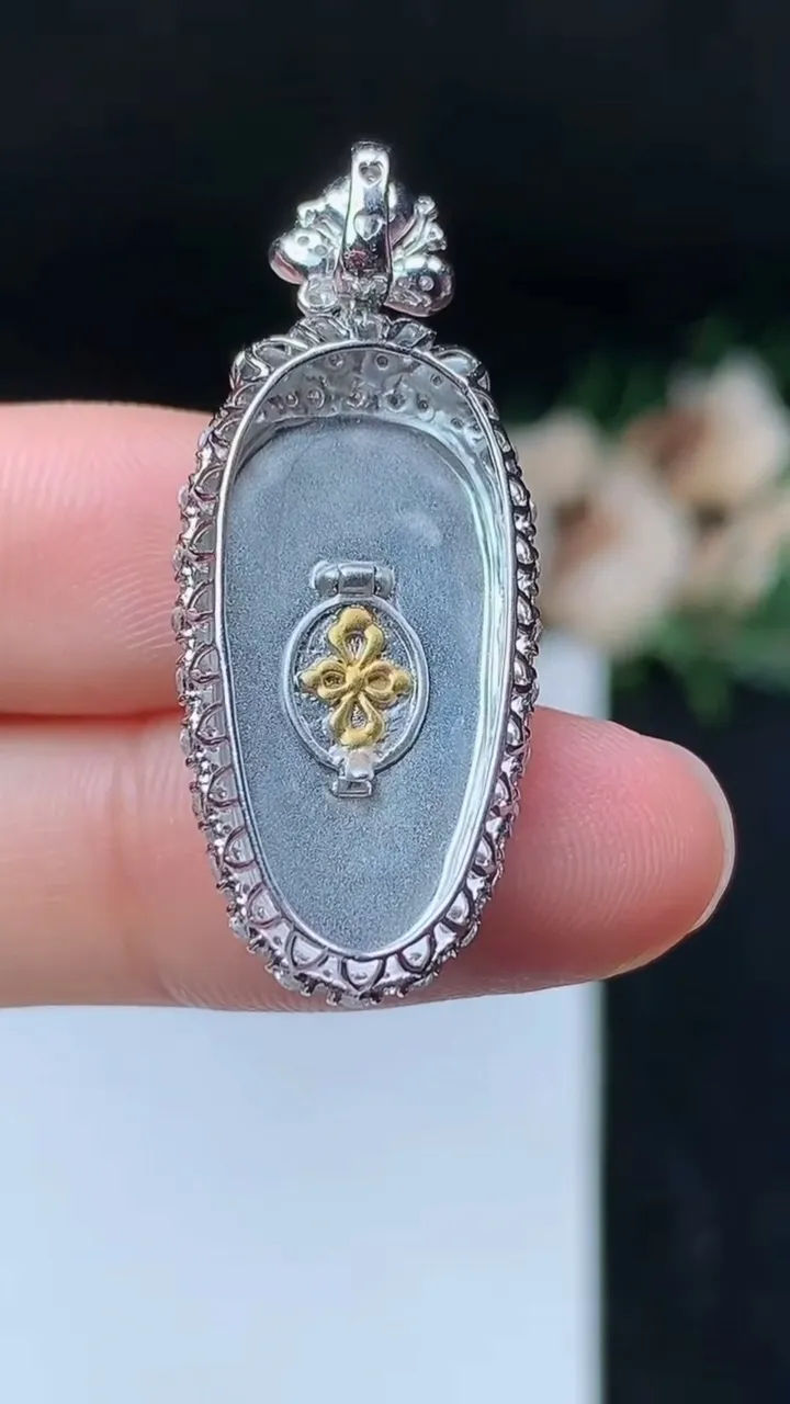 天然A货翡翠金枝玉叶 叶子吊坠，尺寸36.3-14.8-7.8，裸石23.4-11.6，重量:4.36g
11月7日，重量:4.36g