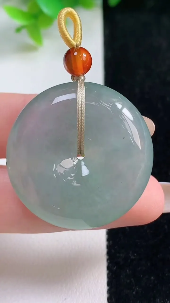 天然A货翡翠平安扣吊坠，尺寸32.3-7.9，重量:17.58g
11月7日