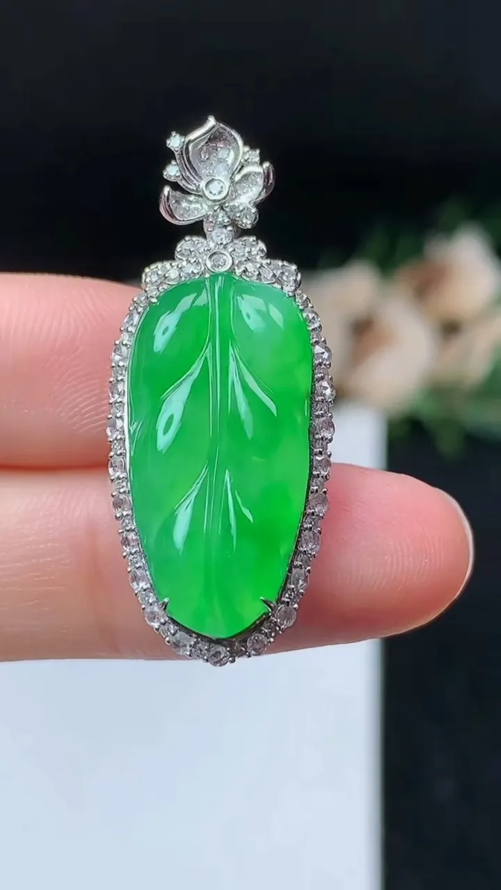 天然A货翡翠金枝玉叶 叶子吊坠，尺寸36.3-14.8-7.8，裸石23.4-11.6，重量:4.36g
11月7日，重量:4.36g