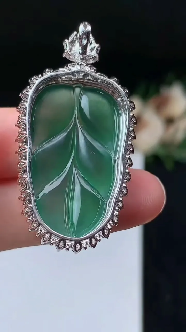 天然A货翡翠金枝玉叶 叶子吊坠，尺寸42.8-22-9，裸石29-16.8，重量:7.56g
11月7日