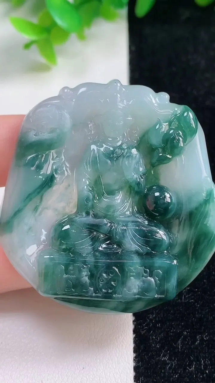 天然A货翡翠冰种飘花观音菩萨吊坠，尺寸50-47-6.2，重量:25.69g
11月7日