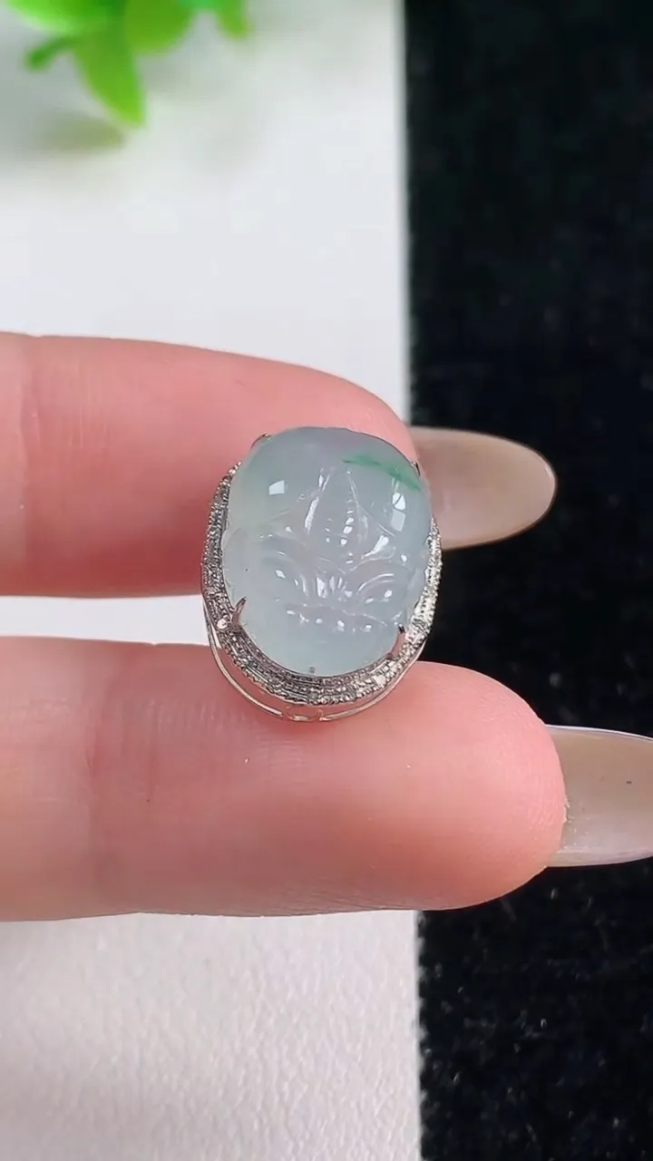 天然A货翡翠金蟾吊坠，尺寸17-12.8-7.6裸石14.6-10.7，重量:2.60g
11月7日