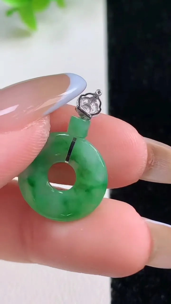 天然A货翡翠平安环吊坠，尺寸15.9-2.5，重量:1.42g
11月7日