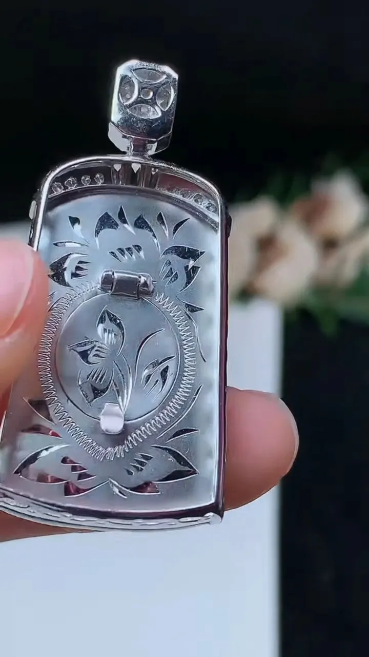 天然A货翡翠观音菩萨吊坠，尺寸30.9-20.4-8.6，重量:9.20g
11月7日