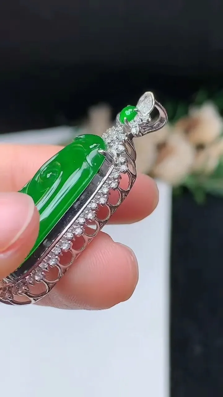 天然A货翡翠如意吊坠，尺寸40-18.9-9.3，裸石27.4-15.2，重量:6.17g
11月7日