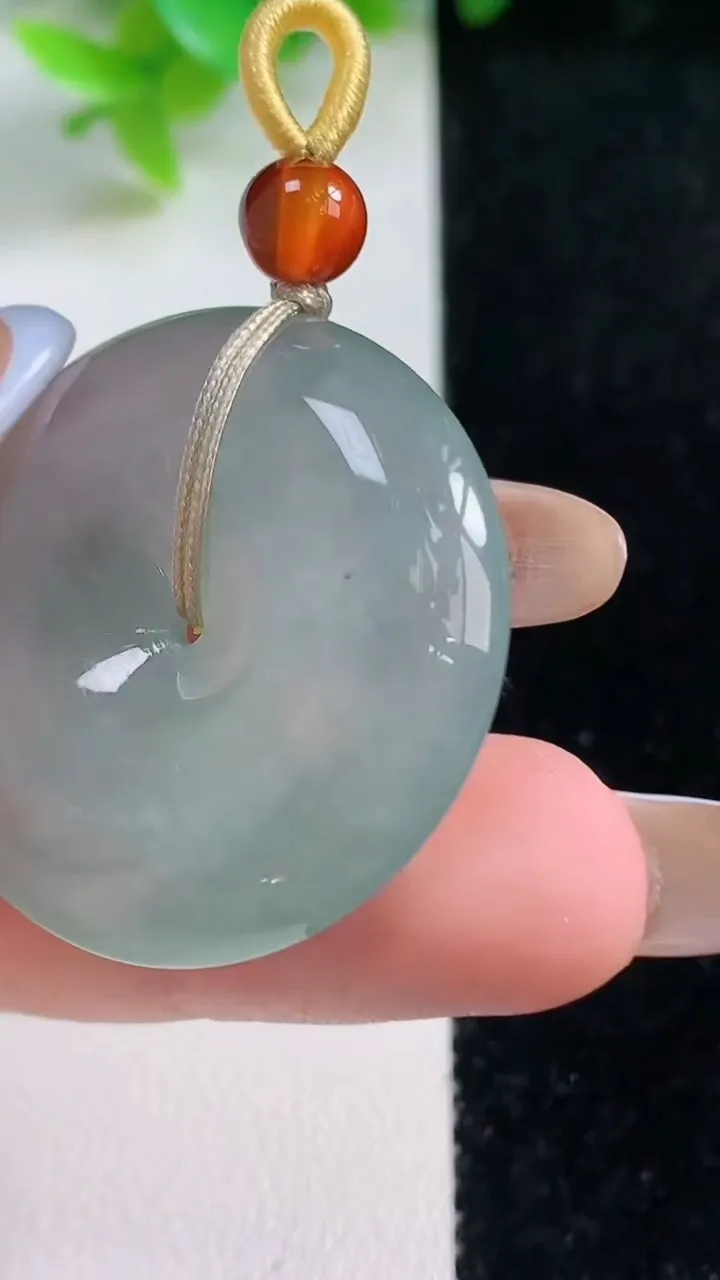 天然A货翡翠平安扣吊坠，尺寸32.3-7.9，重量:17.58g
11月7日