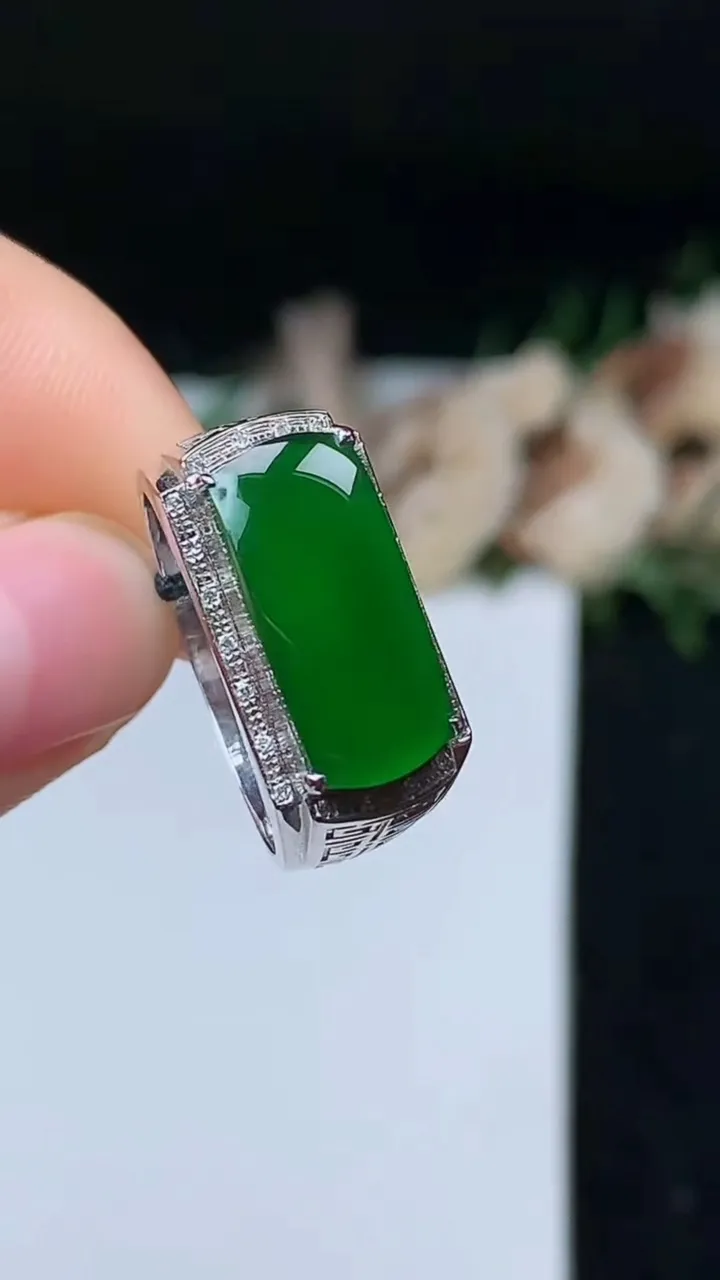 天然A货翡翠马鞍戒指，尺寸19-15.9-7.2，重量:4.54g2025年11月7日
工厂直销收藏佳品,种好水足，色泽均匀，有种有色，上手高大气！