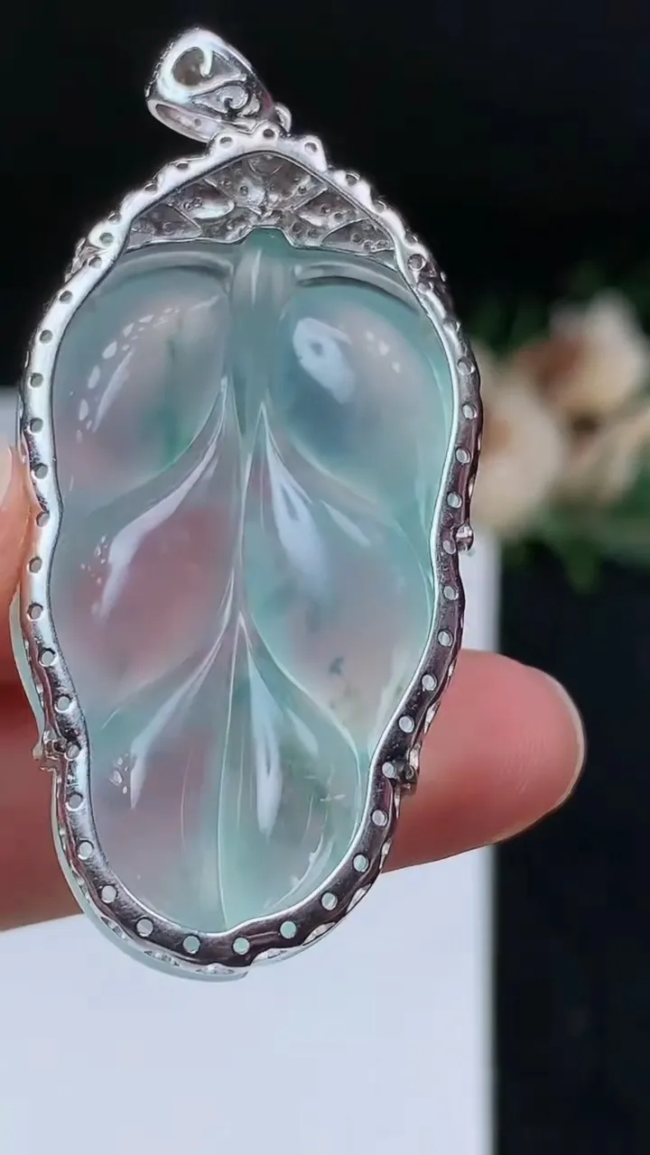 天然A货翡翠飘花金枝玉叶 叶子吊坠，尺寸40.9-25.2-12，重量:17.00g
11月7日