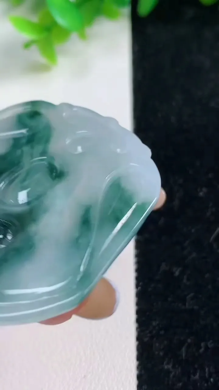 天然A货翡翠冰种飘花观音菩萨吊坠，尺寸50-47-6.2，重量:25.69g
11月7日