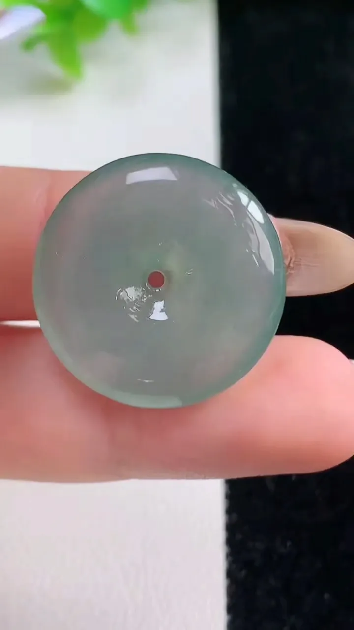 天然A货翡翠平安扣吊坠，尺寸23.6-5，重量:5.63g
11月7日