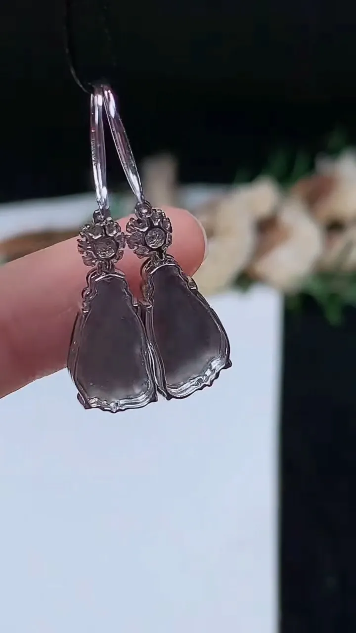 天然A货翡翠掌上明珠耳坠，尺寸13.8-7.8-4.5，重量:3.18g11月7日
工厂直销收藏佳品,种好水足，色泽均匀，有种有色，上手高大气！