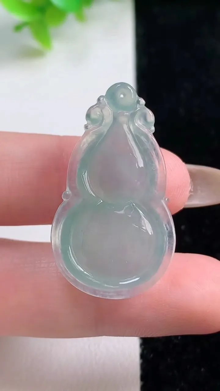 天然A货翡翠葫芦吊坠，尺寸34-19.5-6.7，重量:5.54g
11月7日