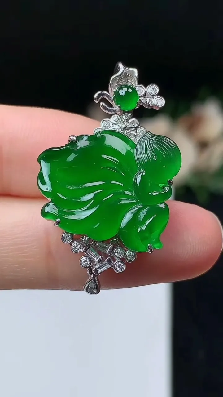 天然A货翡翠花仙子吊坠，尺寸16.4-18.5-6.6，重量:4.47g
11月7日