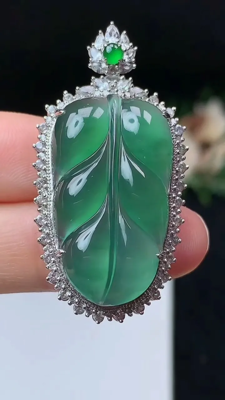 天然A货翡翠金枝玉叶 叶子吊坠，尺寸42.8-22-9，裸石29-16.8，重量:7.56g
11月