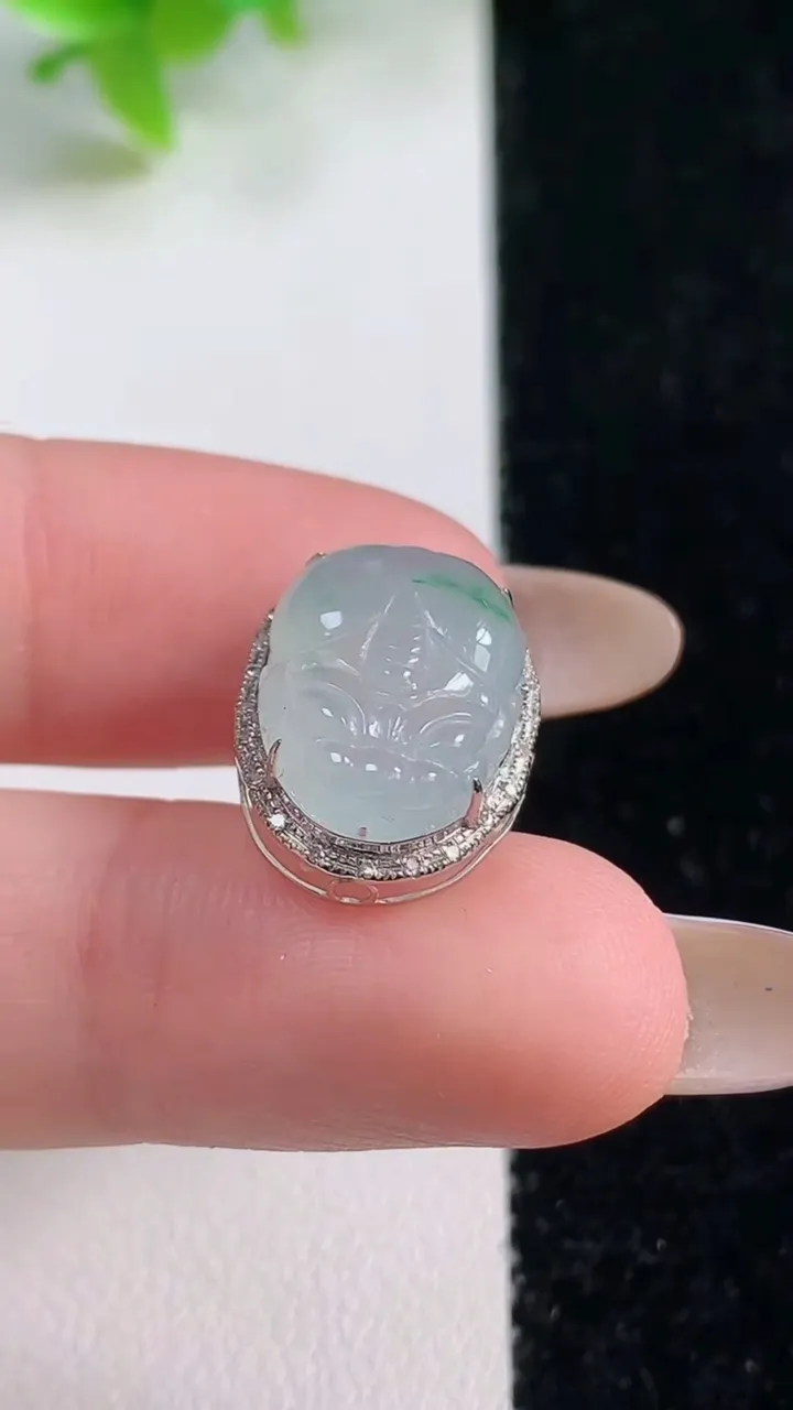 天然A货翡翠金蟾吊坠，尺寸17-12.8-7.6裸石14.6-10.7，重量:2.60g
11月7日