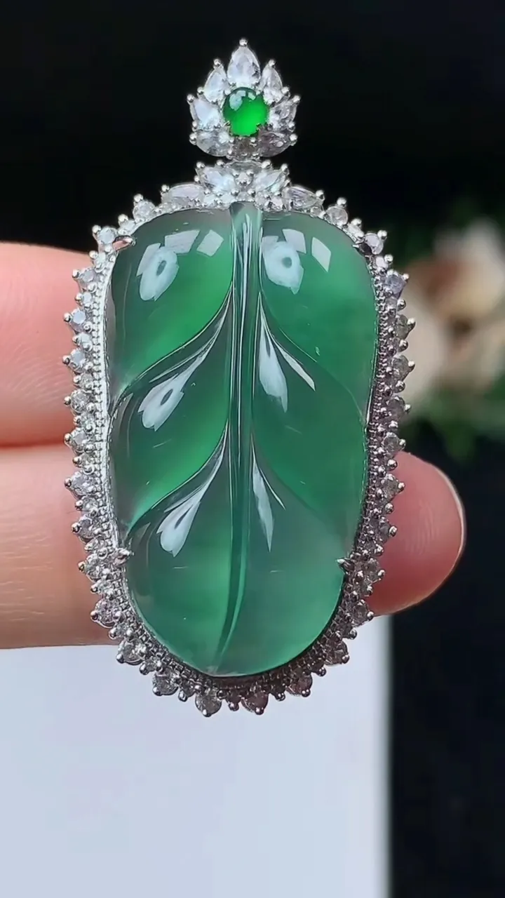 天然A货翡翠金枝玉叶 叶子吊坠，尺寸42.8-22-9，裸石29-16.8，重量:7.56g
11月7日