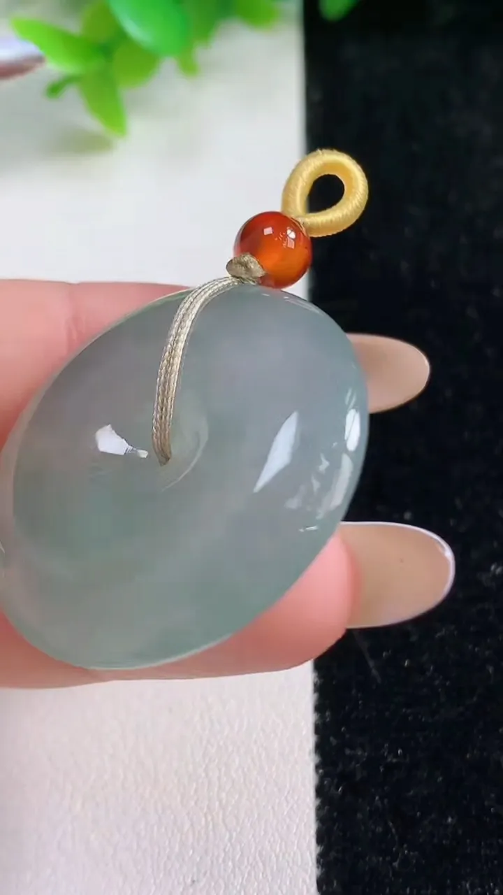 天然A货翡翠平安扣吊坠，尺寸32.3-7.9，重量:17.58g
11月7日