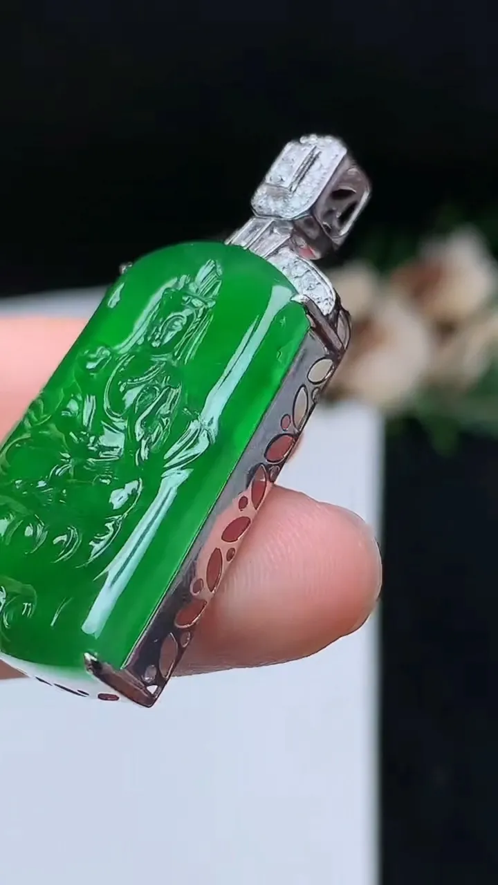 天然A货翡翠观音菩萨吊坠，尺寸30.9-20.4-8.6，重量:9.20g
11月7日