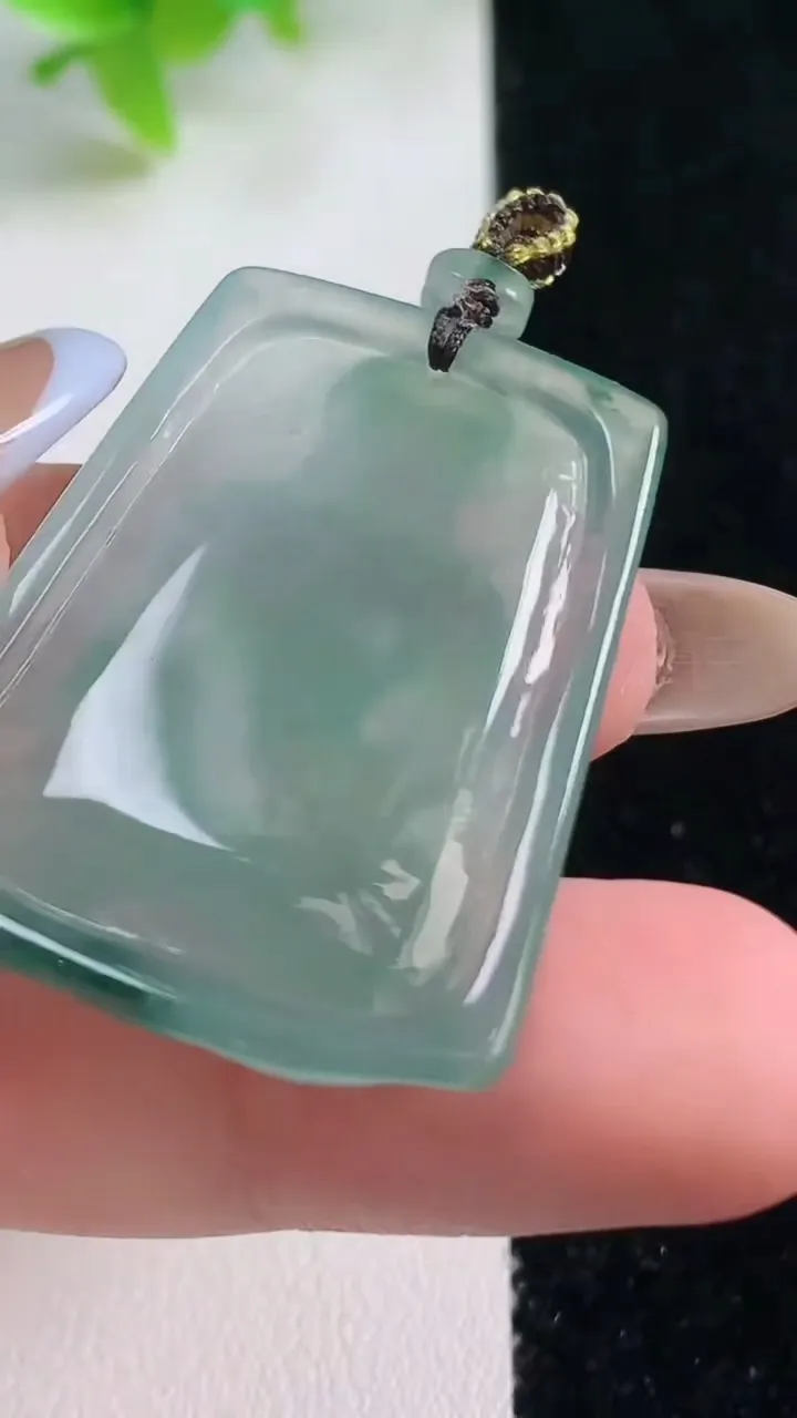 天然A货翡翠冰种飘花大日如来吊坠，尺寸35.8-27-5.6，重量:10.17g
11月7日